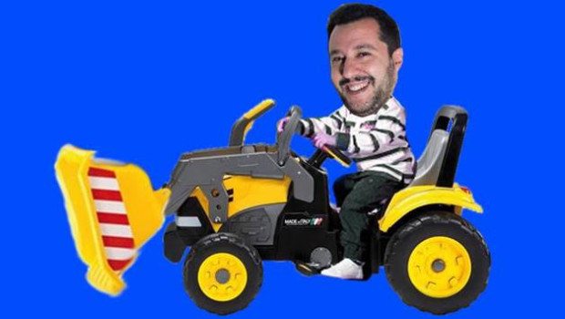 Il duce del fascismo con la falce in mano recitava da contadino. Salvini sulla ruspa recita da mafiosetto del movimento terra.  Caro Operai Contro, con in testa l’elmetto bianco Salvini sopra una grande ruspa, dà il via alla demolizione di alcune ville abusive, confiscate dalla regione Lazio alla mafia locale. In Italia la maggior parte delle costruzioni abusive, sono state condonate dai vari governi, come pure nel 1994 e nel 2003, proprio dalla Lega, quando era al governo con Berlusconi. Ora Salvini sembra aver perso tutta la propensione a “condonare” e, come il Cuculo che depone l’uovo nel nido […]
