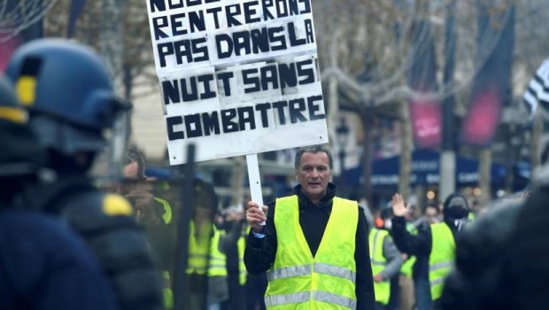 Macron è impaurito, fa alcune concessioni ma il movimento di ribellione è in marcia, non si ferma, per le strade hanno dato un esempio che vale per tutti. Le processioni con bandiere e balli non fanno paura a nessuno, la protesta rabbiosa di dei nuovi poveri fa tremare i governidei ricchi.   Con la sua faccia altezzosa di rampollo della buona borghesia francese, Macron, messo sotto assedio dai gilets jaunes, è dovuto apparire davanti alla TV di stato per chiedere scusa e tentare di spegnere la protesta che sta infiammando l’intera Francia. “Ho fatto cavolate” ha dichiarato, un’affermazione che […]