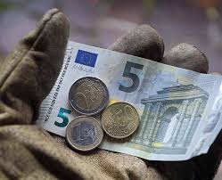 La prova più lampante del fallimento del sindacalismo italiano. Concertare, collaborare, sedersi ai tavoli ha prodotto in 17 anni un aumento del salario reale del 1.4%. una nullità.   In Italia il salario è fermo da 17 anni, è aumentato in termini reali dell’1.4%. In Germania, nello stesso periodo l’incremento è stato del 13,6% ed in Francia del 20,4%. Lo dice il rapporto del Censis di pochi giorni fa. Il centro studi ha scelto la parola “cattiveria” per definire il sentimento di oggi degli “italiani”. Come sempre si fa il solito pastone mettendo tutte le classi in un solo […]