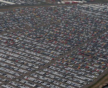 14 mila operai a casa, altro che investire per assumere come gli illusionisti del capitalismo raccontano. La G.M. chiude 7 stabilimenti, deve fare i conti con la sovrapproduzione di auto e ha bisogno di 5 miliardi di dollari da investire nell’auto elettrica. Ecco alcuni titoli di giornale che potrebbero apparirvi se conducete una ricerca veloce alla voce General Motors, primo produttore auto negli Stati Uniti. Primo titolo: “GM, licenziamenti e cessione di marchi per superare la crisi”. Secondo titolo: “General Motors ha allo studio un drastico piano di licenziamenti”. Terzo titolo: “GM taglia 14.700 posti di lavoro: verso la […]