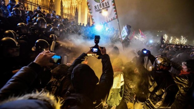 Sesto giorno di proteste contro Viktor Orban a Budapest. Orban è il Salvini dell’Ungheria. Operai, Salvini prende a pretesto le scelte di Orban affermando che il governo M5S- Lega va nella stessa direzione del governo di Orban. La mobilitazione di piazza contro il regime di Orban è stata innescata dalla cosiddetta “legge schiavista“, il provvedimento con il quale il governo di Fidesz – che ha fatto per anni della guerra agli immigrati il suo cavallo di battaglia – ha imposto una legge che prevede fino a 400 ore di straordinario in più all’anno per far fronte alla mancanza di […]