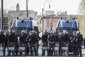 La legge sulla sicurezza produce nuovi clandestini da perseguitare, spinge i poveri in galera, spia ogni “cittadino” illuso di essere libero. Il “decreto sicurezza” di Salvini è legge ed è l’ennesima dimostrazione di come questa piccola borghesia riuscita ad andare al potere promettendo un governo contro i poteri forti, il grande capitale, contro coloro che affamavano il popolo, in realtà, per difendere i propri privilegi, sta conducendo a sua volta, una guerra spietata contro le fasce più deboli della società, gli stranieri, i poveri, gli operai. Si inizia con lo straniero. L’immigrato deve sapere che non è un cittadino, […]