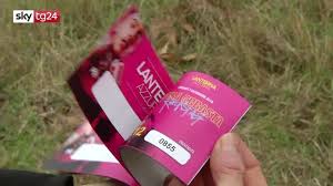 Il depistaggio è partito. 5 ragazzi e una madre muoiono schiacciati dalla ressa all’uscita di una discoteca a Corinaldo, nel centro Italia. Si erano precipitati fuori per sfuggire agli effetti di uno spray urticante spruzzato, sembra, da un ragazzo all’interno della sala. Avevano imboccato assieme a tanti altri la sola uscita disponibile, erano numerosi appoggiati ad una ringhiera che ha ceduto. Sono caduti, uno sull’altro, morendo schiacciati in sei. Nella discoteca erano presenti più del doppio dei posti consentiti, le altre uscite di sicurezza inagibili, la ringhiera che ha ceduto marcia. Ma la prima cosa su cui si è […]