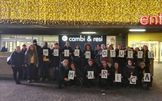 L’illusione di una legge al di sopra delle parti viene smentita ad ogni sentenza sui licenziamenti. Il “datore di lavoro” ha sempre ragione, il dipendente torto, quando proprio le ragioni del licenziamento sono insostenibili bastano quattro soldi e il caso è chiuso. Il dominio dei padroni nei luoghi di lavoro trova nei magistrati dei sostenitori accaniti. LA MAGISTRATURA STA CON I PADRONI