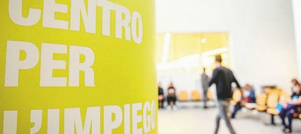 Redazione di Operai Contro. non sono ancora definite le modalità che verranno stabilite per chiedere il reddito di cittadinanza. Stando alle bozze che circolano in questi giorni, già da febbraio sarà online il portale attraverso il quale si potranno acquisire informazioni su come ottenere il reddito di cittadinanza. Quindi il governo ha stabilito una prima condizione per i 6 milioni di poveri: dovranno possedere un PC e saperlo usare dovranno pagare un collegamento a Internet. oppure dovranno fornirsi di buoni Smartphone e buoni contratti.  Oppure dovranno  pagare ( i CAF dei sindacati  gia sbavano). Ma siamo solo al primo […]