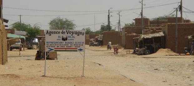 Il patto globale pensato per le migrazioni le vuole proprio così. Sicure, ordinate e soprattutto regolate. La dottrina dell’OIM è stata dunque fatta propria dalle Nazioni Unite e da buona parte dei Paesi che l’hanno assunta. Si presenta così la migrazione che si vuole imporre per i figli di sabbia del Sahel come altrove nel sud del mondo. La sicurezza che a noi interessa è quella alimentare, quella di curarsi quando malati e quella di pagare  l’affitto a fine mese. Ci preme la sicurezza che i figli possano terminare l’anno scolastico e che le pioggie arrivino puntuali all’appuntamento desiderato. […]