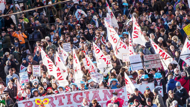 Da piazza Statuto a piazza Castello: sotto la mole sfila la marcia dei NO-TAV che è anche una risposta alla manifestazione della maggioranza silenziosa del SI Tav di un mese fa. Una manifestazione con una partecipazione doppia di quella della maggioranza silenziosa La manifestazione della maggioranza silenziosa era stata organizzata dai padroni con la partecipazione di Pd e Lega. Contestato il vice sindaco di Torino che partecipava alla manifestazione NO-TAV Toninelli rtiprende il ritornello: “Analisi costi benefici rende più consapevole e informata la discussione pubblica” Dopo aver venduto i NO TAP Pugliesi i truffatori del M5S si preparano a […]