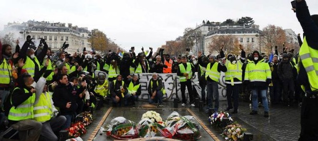 Redazione di Operai Contro, Il premier francese Edouard Philippe ha annunciato la moratoria di Macron che rimanda di alcuni mesi l’aumento delle tasse sui carburanti e il congelamento delle tariffe di elettricità e gas Macron e i padroni francesi erano convinti che moratorie e congelamenti potessero bloccare la protesta Le prime reazioni che arrivano dai gilets jaunes sono però negative. Sabato si manifesterà di nuovo. “E’ l’unico modo per mostrare che la maggior parte dei gilet gialli non è assolutamente d’accordo con le misure annunciate, e che continueremo fin quando non ci sarà un vero cambiamento”. La moratoria “è […]