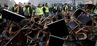 Non c’è altro modo per farsi sentire. I governi sono capaci di sopportare qualunque protesta pacifica, nei limiti della loro legalità. Possono imporre pesanti misure antipopolari e uscirne al massimo con una manifestazione processione con tanti cori e bandiere. Ma il vento è cambiato, la Francia apre la strada, per essere presi in considerazione bisogna bloccare tutto, portare la rabbia al centro delle città, è la prepotenza dei governi che spinge in questa direzione ed è li che bisogna andare.  Dopo oltre due settimane di blocchi stradali dei rivoltosi Francesi, Macron voleva bloccarli. Ha chiesto al primo ministro Francese […]