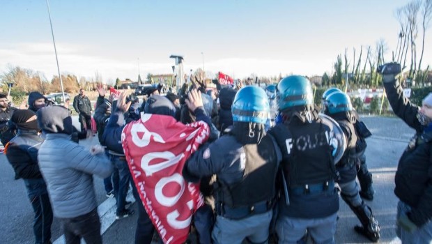 LA COOP SEI TU CHI TI PUO DARE DI PIU’ Dal 27/11/2018 gli Operai di Italpizza lottano contro i licenziamenti mascherati di nove operaie che da Modena vogliono trasferire a Bologna (più due operai licenziati durante la lotta per essere tra i più attivi nel sostenere la lotta). A Italpizza lavorano circa 600 operai ma solo poche decine sono dipendenti diretti della ditta, la  maggioranza lavora per conto di COFAMO ( Legacoop) e EVOLOGICA (Confcooperativa) che hanno in appalto il lavoro. Gli operai rivendicano l’applicazione del contratto di lavoro degli alimentaristi, chiedono ritmi di lavoro più umani e che […]