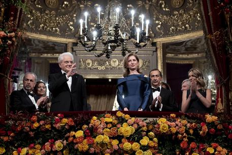 Alla Scala di Milano come ogni anno è andato in scena lo spettacolo per i parassiti  della Repubblica.  Oltre al presidente Mattarella, presenti anche i ministri Alberto Bonisoli e Giovanni Tria, la presidente del Senato Maria Elisabetta Casellati, il principe Pierre Casiraghi e Beatrice Borromeo, il presidente Mediaset Fedele Confalonieri, l’ex premier Mario Monti, il presidente di Confcommercio Carlo Sangalli, la senatrice a vita Liliana Segre con Roberto Cenati dell’Anpi di Milano, il numero 1 di Brembo Bombassei, Carlo Messina di Intesa Sanpaolo, l’imprenditrice Diana Bracco, Livia Pomodoro, l’imprenditore Arturo Artom, l’ex ministro Corrado Passera, la presidente Eni Emma […]