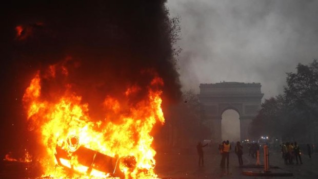 Redazione di Operai Contro, Parigi brucia. La rivolta iniziata come protesta contro la tassa sulla benzina di Macron è diventata la rivolta degli operai, lavoratori e giovani contro i ricchi. E’ una rivolta contro la borghesia All’inizio i giornalisti al servizio dei padroni parlavano di pacifica protesta della media borghesia. La fascista Le Pen tentava di presentarsi come la guida della protesta. Ora i borghesi francesi, i loro amici parassiti di tutti i partiti politici sono contro la violenza della rivolta. Le violenze nella manifestazione dei gilet gialli dilagano dall’Arco di Trionfo ad altri quartieri di Parigi. Auto in […]