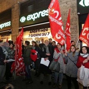 Di Maio ha detto che ha eliminato la povertà grazie al reddito di cittadinanza. Di Maio e Salvini promettono la galera a chi oserà chiedere il reddito di cittadinanza e non è in regola. Presidio dei lavoratori precari del supermercato Carrefour di via Canevari a Genova il 21 dicembre. Una trentina di lavoratori della cooperativa Elpe, che fornisce personale “scaffalista” e di altri settori, hanno manifestato sopratutto per lo scarso salario e per le condizioni di lavoro: “Vengono pagati a cinque eruo l’ora, per un totale di 14 ore alla settimana  senza coperture e garanzie”. Alla settimana prendono un […]