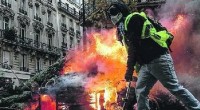in Italia tutti i partiti dicono che la protesta deve essere pacifica. La stessa Lega di Salvini si vanta che grazie al governo M5S- Lega di aver impedito le proteste violente e di poter continuare a difendere  i padroni. La violenza delle proteste porta i vari santoni della democrazia dei padroni a considerare i motivi della protesta sbagliati Invece non è vero niente La rivolta violenta che da più di quattro settimane mette a fuoco le strade della Francia ottiene un primo risultato Macron il capo dello stato dei padroni francesi è costretto ad ammettere che la rabbia dei […]