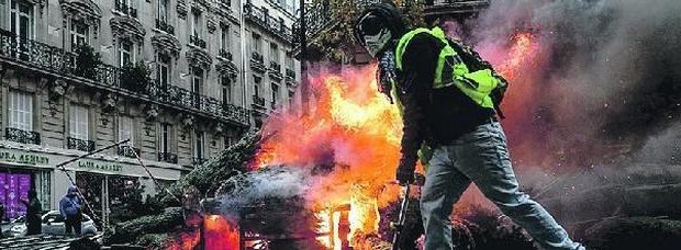 in Italia tutti i partiti dicono che la protesta deve essere pacifica. La stessa Lega di Salvini si vanta che grazie al governo M5S- Lega di aver impedito le proteste violente e di poter continuare a difendere  i padroni. La violenza delle proteste porta i vari santoni della democrazia dei padroni a considerare i motivi della protesta sbagliati Invece non è vero niente La rivolta violenta che da più di quattro settimane mette a fuoco le strade della Francia ottiene un primo risultato Macron il capo dello stato dei padroni francesi è costretto ad ammettere che la rabbia dei [&hellip;]