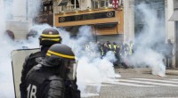 Gli operai francesi non si sono lasciati ingannare dalle promesse di Macron e dei padroni francesi. Dalla comune di Parigi gli operai e i lavoratori francesi non hanno avuto e non hanno paura di scontrarsi con esercito e polizia dei padroni. Sconfitti e massacrati sono sempre ridiscesi in campo. Dopo molte settimane i padroni non sono riusciti a fermarli Primi scontri a Parigi fra i gilet gialli e la polizia. La polizia ha lanciato gas lacrimogeni e i manifestanti hanno dato fuoco ad alcuni cassonetti. A piccoli gruppi, da Montmartre, i gilet gialli sono ora in diversi quartieri di […]