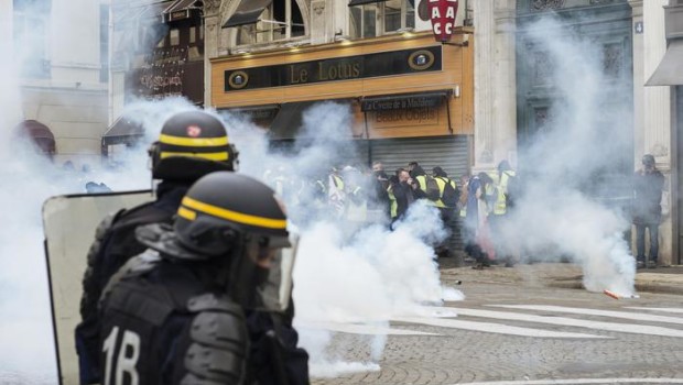 Gli operai francesi non si sono lasciati ingannare dalle promesse di Macron e dei padroni francesi. Dalla comune di Parigi gli operai e i lavoratori francesi non hanno avuto e non hanno paura di scontrarsi con esercito e polizia dei padroni. Sconfitti e massacrati sono sempre ridiscesi in campo. Dopo molte settimane i padroni non sono riusciti a fermarli Primi scontri a Parigi fra i gilet gialli e la polizia. La polizia ha lanciato gas lacrimogeni e i manifestanti hanno dato fuoco ad alcuni cassonetti. A piccoli gruppi, da Montmartre, i gilet gialli sono ora in diversi quartieri di […]