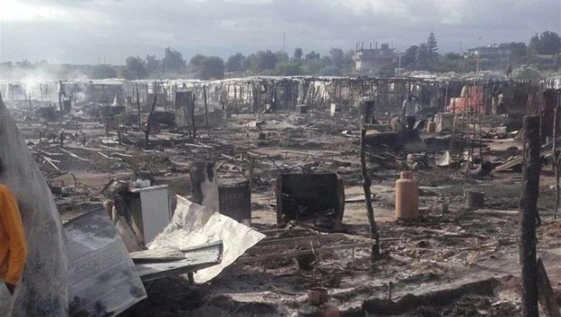 Suruwa Jaitek, 18 anni, del Gambia, muore bruciato in una capanna dell’accampamento di San Ferdinando in Calabria. Vivono qui accampati in baracche e tende più di tremila braccianti agricoli. Lavorano alla raccolta di agrumi, senza contratto, per pochi euro al giorno, nelle mani dei caporali. I furbi, dai giornalisti ai funzionari dello Stato, fissano l’attenzione sull’incendio, sul povero immigrato bruciato, indagano se ci sia dolo o si tratti di una stufetta sfuggita al controllo. Non hanno nessun interesse ad alzare gli occhi e guardare intorno, a chiedersi perché c’è un accampamento del genere da anni, chi sono gli abitanti, […]