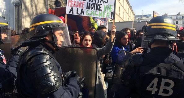 La rivolta partita dagli aumenti della benzina si sta allargando ad altre categorie con rivendicazioni diverse, come gli studenti. Gli operai,i lavoratori hanno dimostrato che si acquistano nuovi alleati dimostrando che si è forti contro il nemico La rivolta si allarga. Non si ottiene niente con le elezioni e le proteste pacifiche. La mobilitazione studentesca sta continuando oggi per il quarto giorno con tensioni e blocchi in diverse città della Francia . Almeno 146 persone sono state fermate a Mantes-la-Jolie, nell’hinterland di Parigi, dopo scontri e danneggiamenti dinanzi a un liceo nel quadro delle proteste studentesche contro la riforma […]