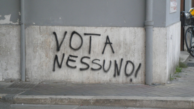 Rappresentano chi? Nessuno Quelle di Cagliari sono elezioni secondarie, marginali, servono solo per sostituire un deputato, ne parleranno poco, spariranno lo stesso giorno dai notiziari, eppure, eppure invece dicono molto. Sono andati a votare solo il 15,5%. La stragrande maggioranza degli elettori, l’84,5 % ha giudicato i partiti e le liste non degni del loro voto. Nemmeno le passerelle di Salvini in divisa, di Di Maio, di Berlusconi, attento a non cadere dal predellino dell’auto, sono riusciti a convincere la gente a votare. Un lampo di consapevolezza. Scegliere, quale dei quattro candidati, mandare a Roma nello stesso giorno in […]