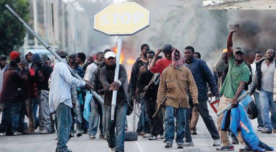 Da “Comitato Lavoratori delle campagne” E’ periodo di bilanci, si sa. Ma nell’area delle tendopoli di San Ferdinando, l’occasione di tirare le somme per noi non viene dalla fine di un anno. La ricorrenza è piuttosto quel 7 gennaio 2010 in cui centinaia di persone di origine africana catturarono l’attenzione del mondo ribellandosi, coraggiosamente, contro un sistema di sfruttamento violento, segregazionista, in cui spesso venivano trattati a mo’ di bersaglio mobile, prede per la caccia all’uomo quando non braccia da spremere per due spicci. A 9 anni dalla rivolta dei braccianti, però, nella piana di Gioia Tauro il fuoco […]