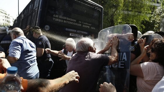   Il governo blocca la rivalutazione delle pensioni, per loro sono solo pochi euro, per gli operai pensionati valgono tanto. Dov’è la vecchia sindacalista della CGIL con i suoi quasi 3 milioni di iscritti fra i pensionati? A fare chiacchiere in qualche ufficio studi, mentre ai pensionati il governo ruba i soldi dalle tasche. L’indicizzazione delle pensioni e dei salari è un sistema di calcolo che aggancia le pensioni o i salari, all’indice del costo della vita per controbilanciarne la perdita del potere d’acquisto. Tralasciando il fatto che l’indice calcolato dall’ISTAT è un indice alquanto fittizio, che nella realtà […]