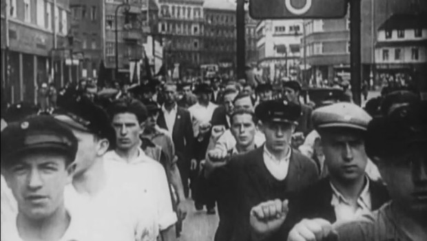 Possono infangarlo come vogliono, possono usare Cesare Battisti per presentarlo come un’ideologia da assassini, possono riempirsi la bocca di ogni falsificazione storica. I democratici e i fascisti possono andare a braccetto per inculcare nelle nuove generazioni la paura e la vergogna di dirsi comunisti. Tutto lavoro inutile, finché ci sarà un operaio, uno schiavo che è costretto a lavorare per rendere più ricco il suo padrone, lì, il comunismo risorgerà. Più forte e più potente, invincibile, finché la società dei ricchi non verrà rovesciata dalle fondamenta.