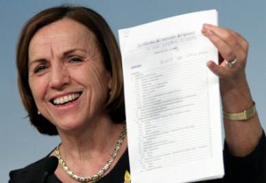 “Abolire la Fornero domani mattina” così il ciarlatano apriva e chiudeva ogni comparizione in TV. Questo prima del voto di marzo, poi al governo, la formula era già diventata “smonteremo la Fornero pezzo per pezzo” . Non era più un abolizione di colpo ma uno smontaggio pezzo per pezzo. Infine dichiarava, sempre con lo stesso tono da piazzista da fiera di paese: “modificheremo la Fornero”. Alla fine è rimasta la Fornero con i suoi parametri di riferimento, con i suoi sistemi di calcolo. Chi vuol andare in pensione con quota cento può farlo, non subito, fra qualche mese, ma […]