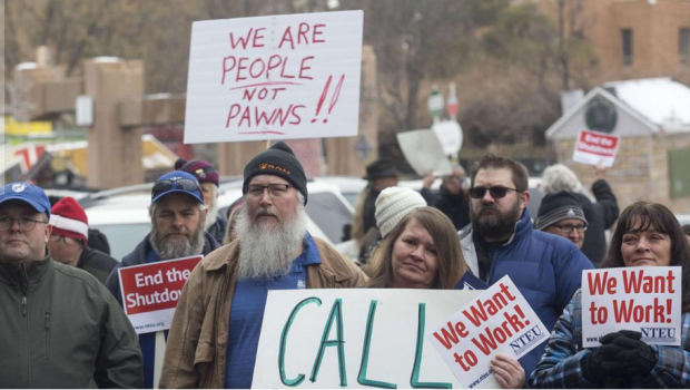 Il braccio di ferro fra i democratici e Trump si svolge sulla pelle degli impiegati dello Stato. I borghesi al potere non hanno nessun limite nel far pagare i loro contrasti a chi sta sotto. La risposta non può essere che ribellarsi. Trump ha dichiarato: «Da candidato presidente io ho promesso che avrei risolto questo enorme problema. E voglio farlo». L’ “enorme problema” è quello dei poveri che dal Messico entrano negli Stati Uniti. E lui, immigrato di seconda generazione, ha promesso che farà costruire un muro in cemento e acciaio che lo impedirà. Vuoi non rispettare una promessa […]
