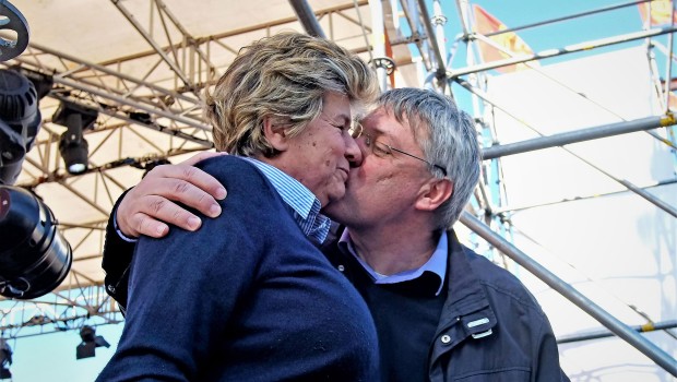 Serviva alla CGIL un personaggio che rompesse il grigiore della gestione Camusso. La gestione Camusso è stata la gestione di un fallimento. Il nuovo segretario si agiterà di più ma non cambierà strategia. Non sono stati difesi in alcun modo gli interessi, non del lavoro, ma di chi lavora, non di chi genericamente lavora (dal parlamentare al minatore) ma degli operai che lavorano per un salario da fame, in regime di schiavitù, quando va bene. Altrimenti c’è la miseria della disoccupazione. Si può capire: quando si mette al centro di un programma il mito- lavoro si finisce sempre per […]