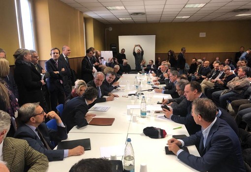 La produzione FIAT crolla. Con la scusa della tassa ecologica si annunciano altri licenziamenti. Solo pochi mesi fa i sindacalisti venduti sostenevano che il piano FIAT garantiva salario e occupazione. Ora si dicono preoccupati, non la finiranno mai di prendere in giro gli operai che li sopportano ancora senza reagire. i sindacalisti di marchionne