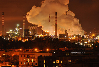 I soliti FIM FIOM UILM, più i duri del’ USB inneggiavano al buon accordo. Licenziavano di fatto 3.000 operai, ma dicevano “per salvarne 10.700”. Per la salute degli operai e dei cittadini sbandieravano investimenti per risanare gli impianti. Vediamo com’è andata a finire. Acelor