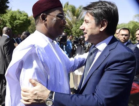 La vera crisi dell’UE non è rappresentata dai migranti, ma è dovuta alla concorrenza in particolare in Africa degli imperialisti europei per appropriarsi delle materia prime del Sahel. I profitti dei padroni europei sono  sempre più attaccati dalla crisi economica del capitalismo. Conte, Salvini, Di Maio sono tre piazzisti dell’imperialismo Italiano. Conte, Salvini, Di Maio, sfruttano la lotta all’emigrazione per difendere gli interessi dei padroni italiani in Africa. Nell’incontro con i politici locali del Niger Conte ha lanciato un grido di allarme: l’Europa rischia di franare sotto il peso del problema irrisolto dell’immigrazione. “Il Niger – ha tenuto a […]