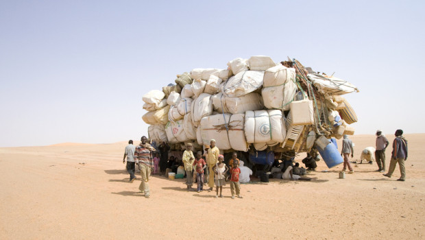 PER IL DIBATTITO Oggi farò una rivoluzione da solo. Benvenuti coloro che mi seguiranno. Mi immolerò nel fuoco. Se qualcuno troverà lavoro allora il mio gesto non sarà stato inutile. Da otto anni ci hanno fatto promesse menzognere. Io non appartengo a nessun partito politico. Voi dimenticate i senza lavoro e assumete chi già possiede il necessario. Qui c’è gente che non ha nulla. Nel Paese ci sono regioni relegate ai margini. C’è gente che vive ma che in realtà è già morta. Perchè dovrei attendere fino a gennaio, febbraio oppure fino a marzo? Smettiamola per una buona volta. […]