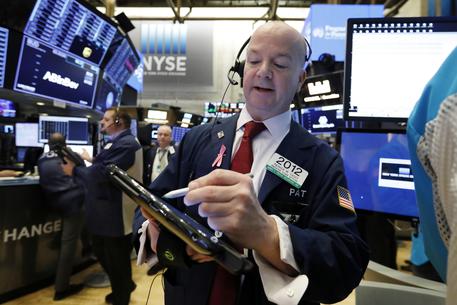 Spesso scriviamo articoli sulla crisi economica, ma gli economisti e i politici leccaculo dei padroni parlano di ripresa. Un esempio è il reddito di cittadinanza del truffatore  Di Maio dovrebbe far ripartire l’economia.  Il razzista Salvini vuole illuderci che con la guerra agli emigranti “gli italiani” si salveranno. Operai organizziamoci, costruiamo il nostro partito, per la rivolta contro il capitalismo. Operai nessuna pietà per i padroni e i loro servi, seppelliamoli per sempre Un operaio DALL’ANSA Apple lancia l’allarme Cina e alimenta i timori sullo stato di salute dell’economia mondiale, facendo affondare le borse mondiali. Per la prima volta […]