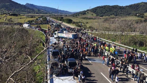 I pastori non si sono piegati, accordo saltato. La soluzione di Salvini, Ministro degli Interni, in 48 ore, è una sola: denunce e tribunali I pastori sardi non hanno accettato il piano fasullo deciso da governo e industriali e hanno formulato la proposta di 80 centesimi al litro subito e 1 euro entro quattro mesi, sostenendola con nuovi presidi, blocchi stradali e sversamenti di latte. Ma al tavolo di filiera indetto al ministero dell’Agricoltura per il 20 febbraio i rappresentanti della controparte (Federdistribuzione, cioè la Gdo; Federalimentare, cioè le industrie degli alimenti e delle bevande; tutti i Consorzi di […]