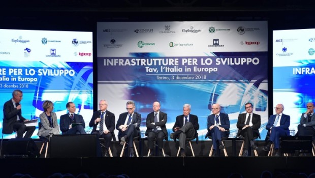 Il presidente di Confindustria, per sostenere il SI alla Tav, nasconde la fame di profitti dietro la creazione di posti di lavoro. In Italia abbiamo una borghesia industriale composta da veri benefattori L’analisi Costi-Benefici era stata presentata come lo studio che avrebbe dovuto dirimere una volta per sempre la questione sulla Tav Torino-Lione. Una valutazione scientifica avrebbe dovuto chiarire definitivamente l’opportunità o meno di fare la grande opera. In una società che si fonda sul vantaggio economico definire che le uscite sono maggiori che le entrate taglia il nodo gordiano. Ma si sa, quando uno fa il conto delle […]