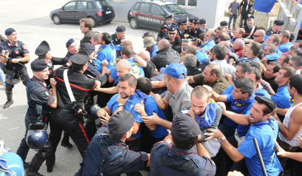 Ai pastori sardi il pacco è quasi servito. L’accordo fasullo raggiunto finora al tavolo industriali-pastori sul prezzo del latte è una truffa ai danni dei pastori ordita da governo nazionale e rappresentanti di industriali e allevatori. L’accordo prevede 72 centesimi, Iva compresa, al litro come acconto per il conferimento del prodotto e un saldo ancorato a una griglia che, considerando interventi di Regione e Stato, dovrebbe far sollevare il prezzo vicino a quello richiesto dai pastori, un euro. Questo accordo-truffa non è ciò che chiedono i pastori (1 € al litro più Iva, subito!) e, per chi ha memoria […]