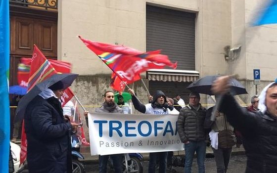 Da Battipaglia a Roma per avere i licenziamenti confermati. Un padrone che si appella alla costituzione per chiudere la fabbrica. Il ministro del lavoro Di Maio che promette tutto e non mantiene niente.   Il ministro del lavoro Luigi Di Maio è un imbonitore da fiera paesana. Ha una specializzazione impressionante in promesse roboanti che servono solo per tentare di ammansire gli operai colpiti dalla chiusura della loro fabbrica. Dichiarazioni alquanto ridicole se non avessero un risvolto tragico. Promesse di reindustrializzazione che mai si avvereranno, fabbriche che nella realtà verranno chiuse con i soliti accordi sindacali (mobilità in deroga […]