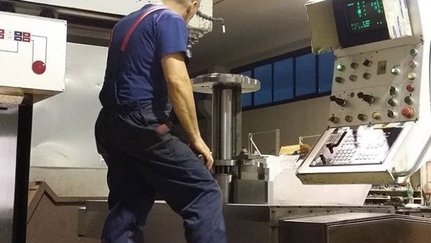 Evoluzione della condizione produttiva degli operai nella grande industria meccanica Nel Capitale di Marx troviamo la descrizione: “la macchina utensile è un meccanismo che, ricevuto l’opportuno movimento, esegue con i suoi strumenti le medesime operazioni che prima effettuava l’operaio con strumenti analoghi.” Questo potrebbe far gridare ad un borghese che la macchina ha alleviato le fatiche degli operai, che l’automazione ha liberato dallo sforzo fisico il lavoro degli operai. Marx però, prendendo spunto da un altro economista del suo tempo, che scriveva: “Ci si deve chiedere se tutte le invenzioni meccaniche fatte fino ad oggi abbiamo alleviato le quotidiane […]