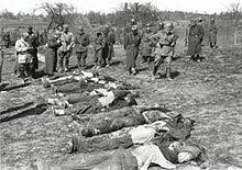 Redazione di Operai Contro, a Domenikon, in Grecia, durante la seconda Guerra mondiale, il 16 febbraio 1943, almeno 140 civili greci furono uccisi dai militari italiani. Il gip militare di Roma Elisabetta Tizzani ha archiviato il processo. Un’altra strage dei militari italiani senza colpevoli. A Domenikon, piccolo villaggio della Tessaglia, un attacco partigiano contro un convoglio italiano aveva provocato la morte di nove soldati delle Camicie Nere. Come reazione il generale Cesare Benelli, comandante della Divisione ‘Pinerolo’, ordinò la repressione . Centinaia di soldati circondarono e dettero alle fiamme il paese, rastrellarono la popolazione e, nella notte, fucilarono circa […]