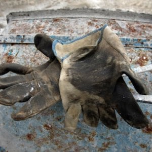 Redazione di Operai Contro, un’altra tragica morte di un operaio in provincia di Palermo, Giuseppe Ciziceno, 54 anni, di San Giuseppe Jato, che lavorava presso la ditta Fratelli Mirto di San Cipirrello che si occupa di calcestruzzi, movimento terra e impianto e riciclo di rifiuti. Giorno 11 moriva a Corleone un giovane operaio di 26 anni La CGIL di fronte alla morte di noi operai, chiede tavoli. Vorrei sapere per fare cosa? Sono anni che la CGIL pone il problema della prevenzione e della cultura della sicurezza, ma noi operai continuiamo a morire. Possibile che noi operai dobbiamo accettare […]