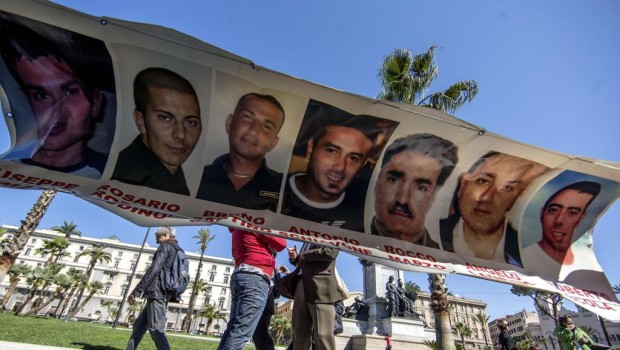 Escono di galera i due manager italiani dopo solo due anni e mezzo, quelli tedeschi non ne faranno nemmeno un giorno. La chiamano giustizia! Il 7 dicembre 2007 sette operai della Thyssenkrupp di Torino furono bruciati vivi nella fabbrica. Nonostante i frequenti incendi sulla linea 5, gli estintori erano quasi vuoti, le manichette di acqua inutili, l’impianto non era adeguato perché il management sapeva che lo stabilimento sarebbe stato chiuso. Sette operai furono bruciati vivi per la sete di profitto dei padroni. Nei giorni scorsi ha lasciato il carcere dopo due anni e mezzo Cosimo Cafueri, ex responsabile della […]