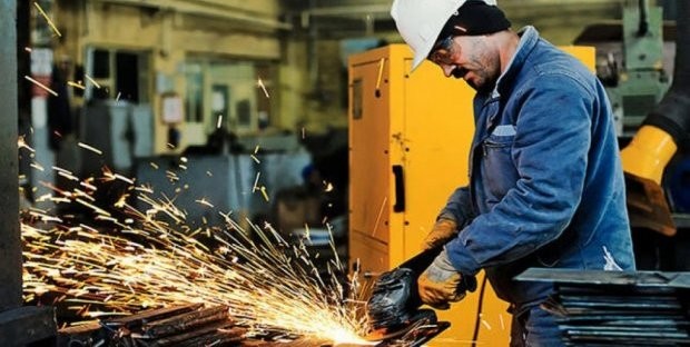 Il patto proposto da Boccia, capo di confindustria, vuol legare gli operai ai destini dell’impresa, sottometterli alle necessità del padrone di fare profitti. E in cambio? Niente, deve bastare la possibilità di lavorare con un salario da fame. In Italia i salari sono fermi da 17 anni, dati CENSIS Mentre l’indice delle ore lavorate dagli operai dell’industria, ad ottobre 2018 ( fonte ISTAT, quota base 100 nel 2015 ) è stato di 108.2, con un aumento delle ore lavorate individualmente per dipendente corrispondente a +1,1% , viceversa la variazione della retribuitone media annua degli operai dell’industria, è scesa da […]