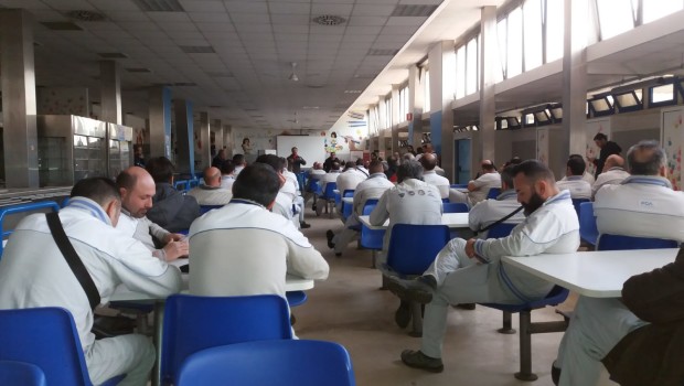 Gli scioperi nel reparto Stampaggio della FIAT di Pomigliano assumono un significato che va oltre la questione in sé. Lo Stampaggio è un reparto di circa quattrocento operai che lavorano su tre turni per cinque giorni alla settimana. In passato, in concomitanza di picchi di richiesta di auto da parte del mercato, lavoravano anche qualche sabato, in “straordinario”. E’ un reparto che ha sempre lavorato anche perché non produceva solo per le Panda, ma anche per altri stabilimenti, compreso quello, super produttivo, di Atessa dove si producono furgoni. Negli ultimi dieci anni questi operai hanno fatto poca cassa integrazione […]