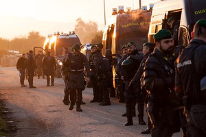 Televisioni e giornali ci mostrano centinaia di carabinieri e poliziotti, camionette, ambulanze e all’orizzonte le ruspe, pronte a buttar giù tutto. Centinaia di agenti delle forze dell’ordine che presidiano l’intero perimetro del ghetto in cui sono costretti i braccianti. Dalle prime luci dell’alba, il ghetto di San Ferdinando è militarizzato.  Alla fine di marzo termina la raccolta delle arance e Salvini può sgomberare tranquillamente la baraccopoli , per spingere la maggioranza dei braccianti verso le baraccopoli pugliesi o di qualche altra regione. Il ministro Salvini oggi cinguetta: ‘Come promesso, dopo anni di chiacchiere degli altri, noi passiamo dalle parole […]