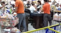 Il famoso supermercato consuma una gioventù operaia come confezionatori e fattorini, 7 giorni su 7, per un salario da fame. Questa è la realtà del lavoro a qualsiasi condizione. Mentre la lega forcaiola continua a sparare sugli immigrati e i 5 stelle fanno credere che daranno il reddito di cittadinanza, il salario per una parte di cosiddetta “cittadinanza” continua a diminuire. Oggi se vuoi lavorare devi accettare salari da fame, orari allucinanti, turni di sabato e domenica. In realtà in molte situazioni lavorare di domenica è diventato la normalità. Questo sistema capitalistico, soprattutto per i giovani e gli immigrati […]