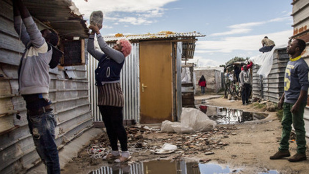 22 marzo, Sylla Noumo, 32 anni muore bruciato nella tendopoli. Quasi tutti i notiziari di questi giorni sulla tendopoli di S. Ferdinando iniziano così: un altro bracciante muore bruciato nella tenda, va fatta piena luce, la situazione è indegna di un paese civile, lo Stato se ne faccia carico. I più cattivi arrivano a definire la condizione di questi operai neri come vergognosa e chiedono alla regione, al sindaco, al comune di intervenire. Ma prima o poi arriverà una lettera direttamente dalle baraccopoli. Caro uomo bianco, non abbiamo bisogno della tua solidarietà, non abbiamo bisogno del tuo impegno presso […]