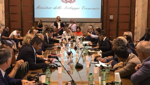 Ora è troppo facile denunciare i manager “prenditori, c’e voluto l’intervento della magistratura con gli arresti domiciliari dei due manager di Blutec per far scoppiare il bubbone. Tutti si dicono pronti a salvaguardare i lavoratori della ex FIAT di Termini Imerese che sono in mezzo ad una strada, tutti meravigliati, si chiedono come è potuto accadere che questi signori si siano intascati 21 milioni di euro per l’impegno a reindustrializzare il sito e non ne abbiano fatto niente. Non partecipiamo a queste denunce generiche, costano poco e non portano a nessun risultato. Non ci faremo prendere in giro dagli […]