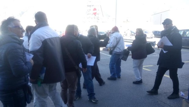 Testo del volantino distribuito al reparto confino della Fiat di Nola il 27 febbraio fra il primo e il secondo turno Non c’è niente di ufficiale, ma circola la voce che la FIAT sarà costretta a far tornare tutti i confinati di Nola a Pomigliano, in applicazione di una sentenza di un giudice. Se la notizia fosse vera ci sarebbero alcune considerazioni da fare. 1) Dopo dieci anni verrebbe confermato che lo stabilimento di Nola non è una vera e propria azienda, ma un posto di comodo dove sono stati confinati per toglierseli dai piedi, lavoratori a “ridotte capacità […]